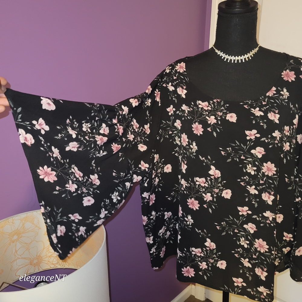 Rue+  Black And Pink Floral Top  With Bell Sleeve Sz: 3X - Picture 7 of 8